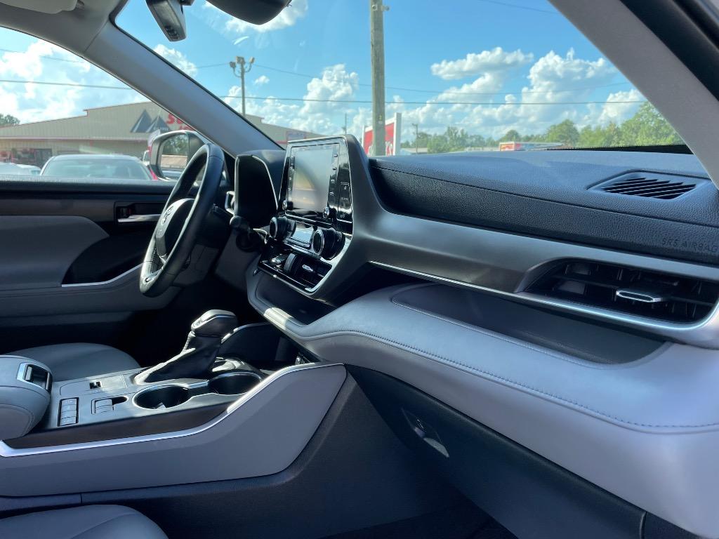 2020 Toyota Highlander XLE - Photo 18